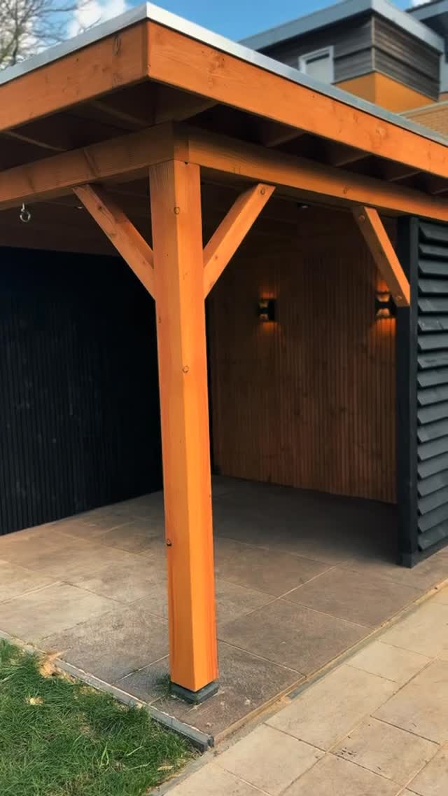 Houten veranda met moderne gevelaansluiting