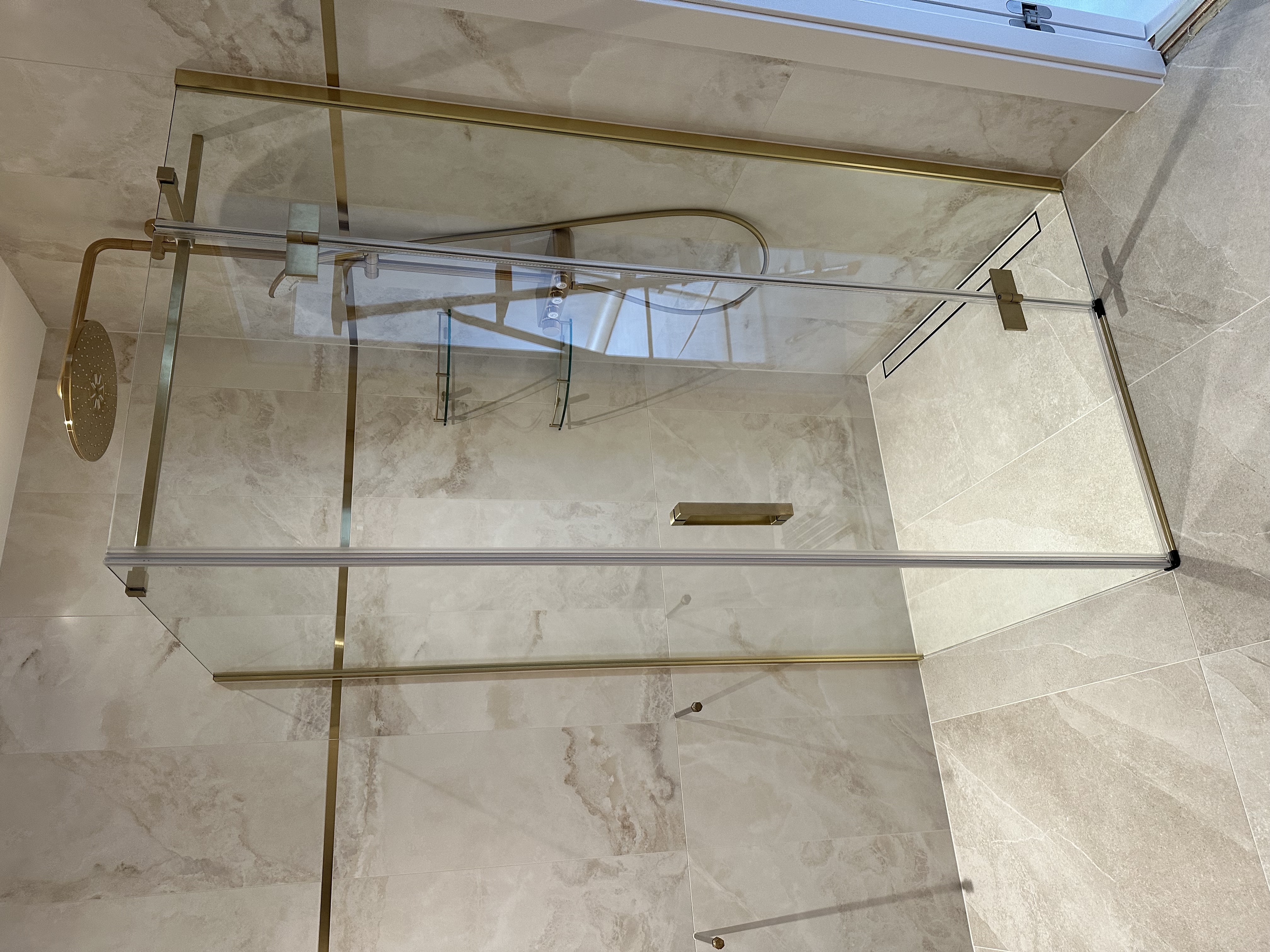 Nieuwe douchecabine geplaatst bij badkamerrenovatie