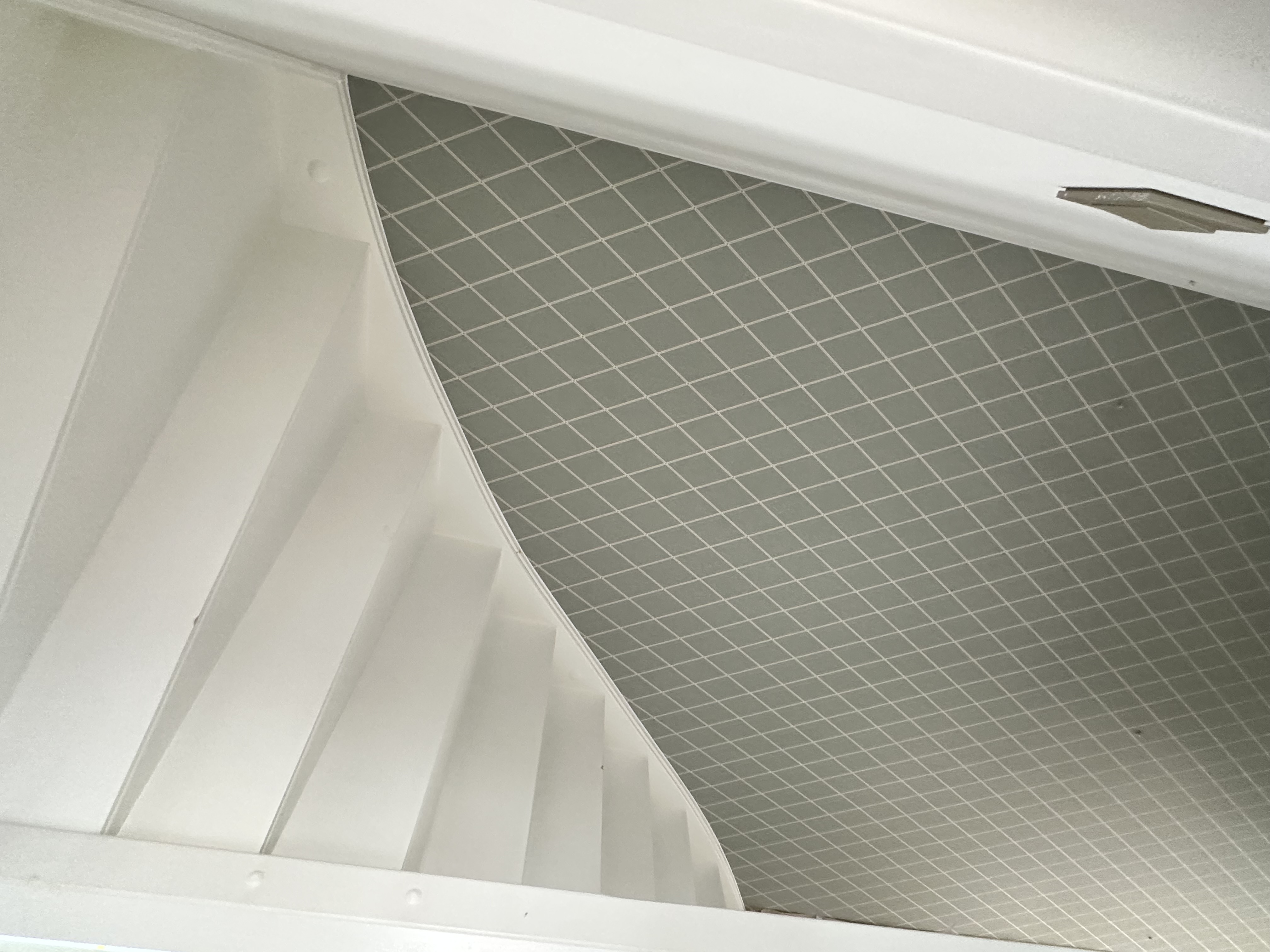 Professioneel behangwerk in woonkamer