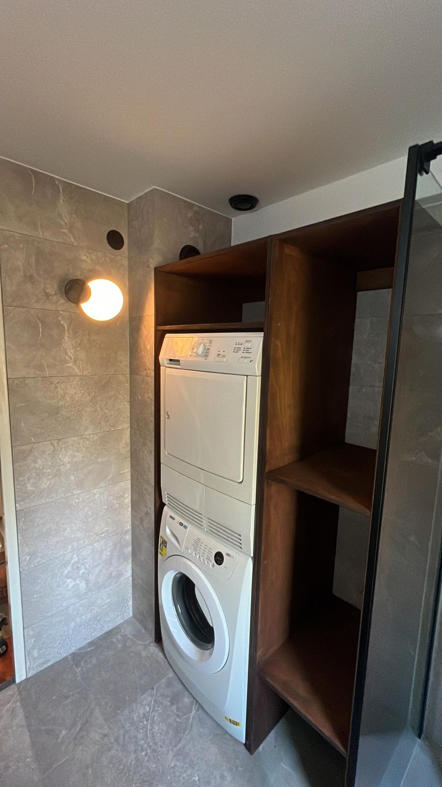 Badkamer renovatie met nieuwe tegels en sanitair