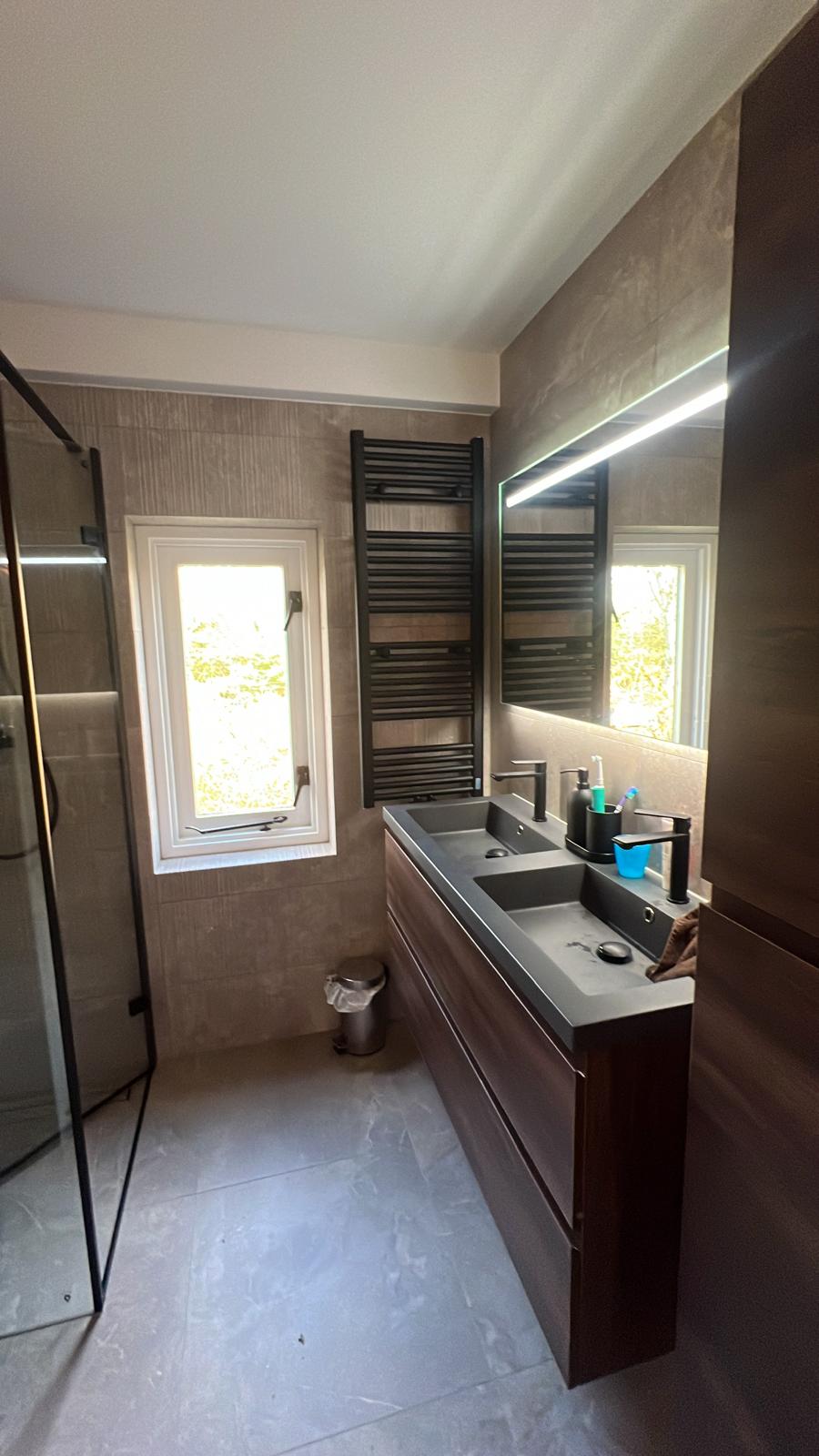 Gerenoveerde badkamer met modern sanitair en tegelwerk