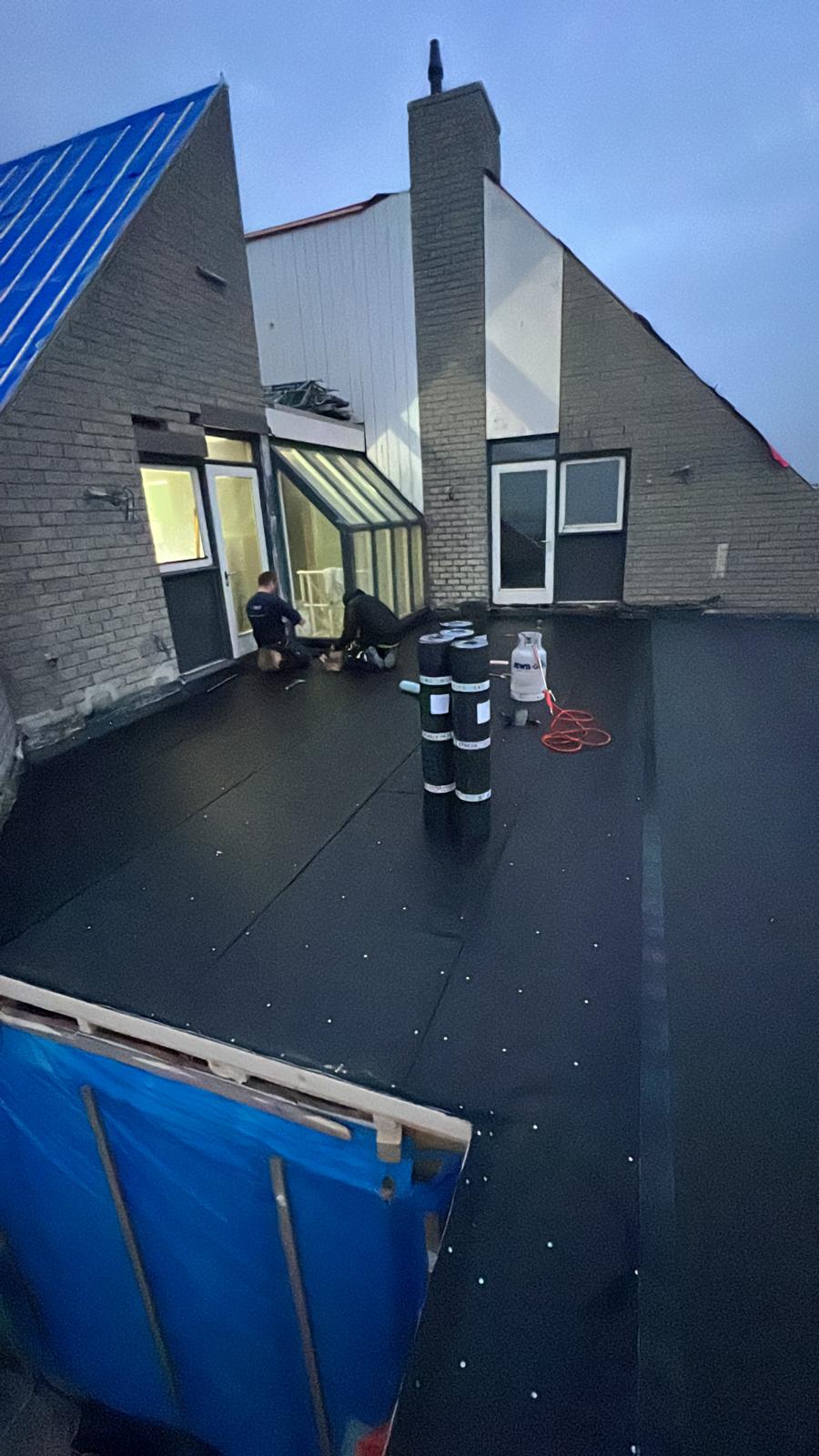 Vernieuwde dakpannen en dakbedekking na renovatie