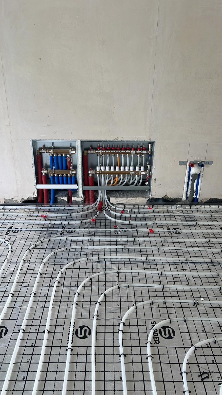 Vloerverwarming verdeler aangesloten door vakmensen