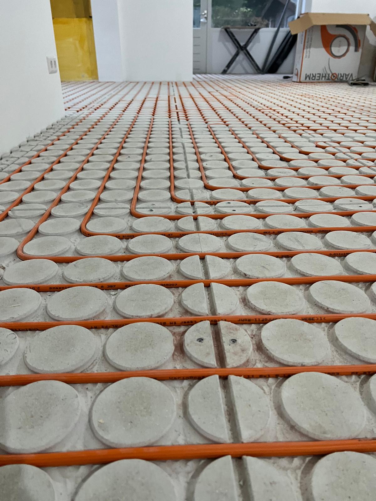 Professionele installatie van vloerverwarmingssysteem