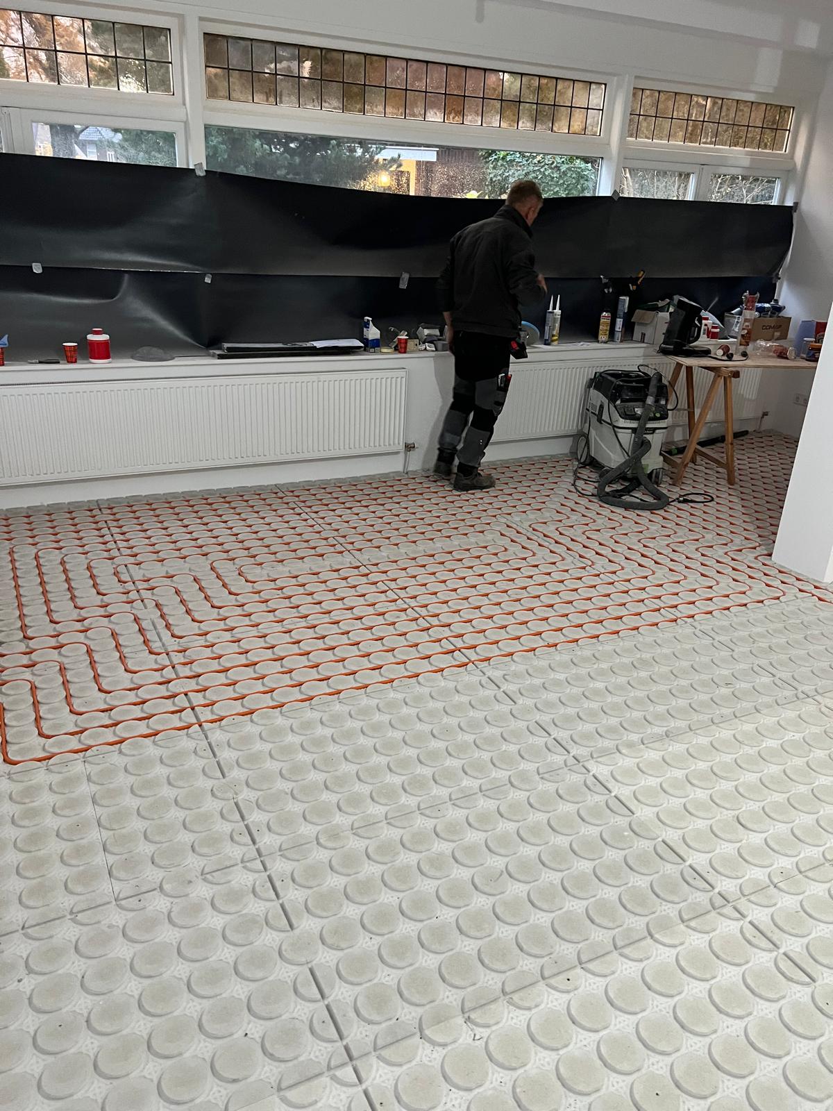 Vloerverwarmingsleidingen in de dekvloer