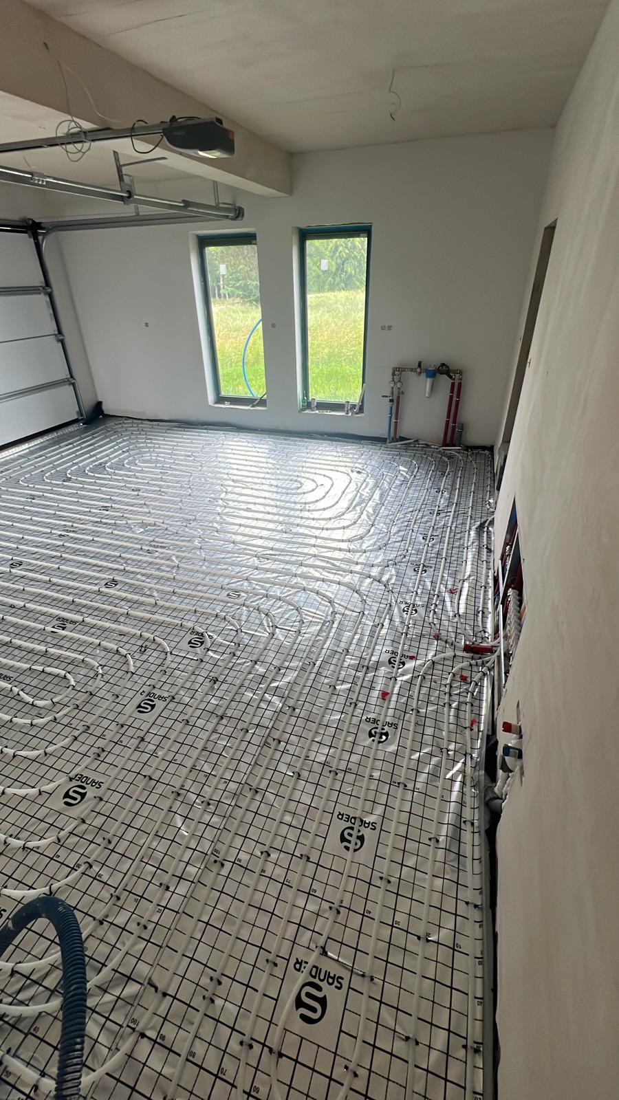 Detail van vloerverwarmingsleidingen