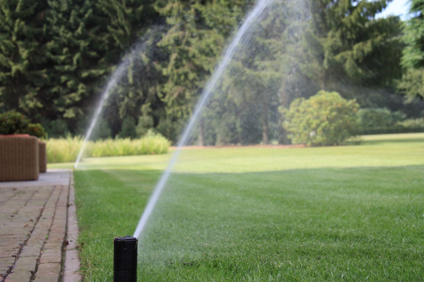 Ondergronds sproeisysteem aangelegd in een tuin in de regio Den Haag